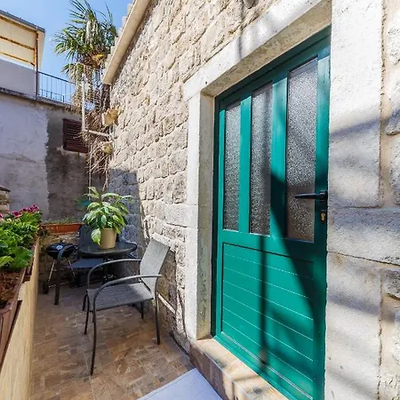 Stone House شقة *